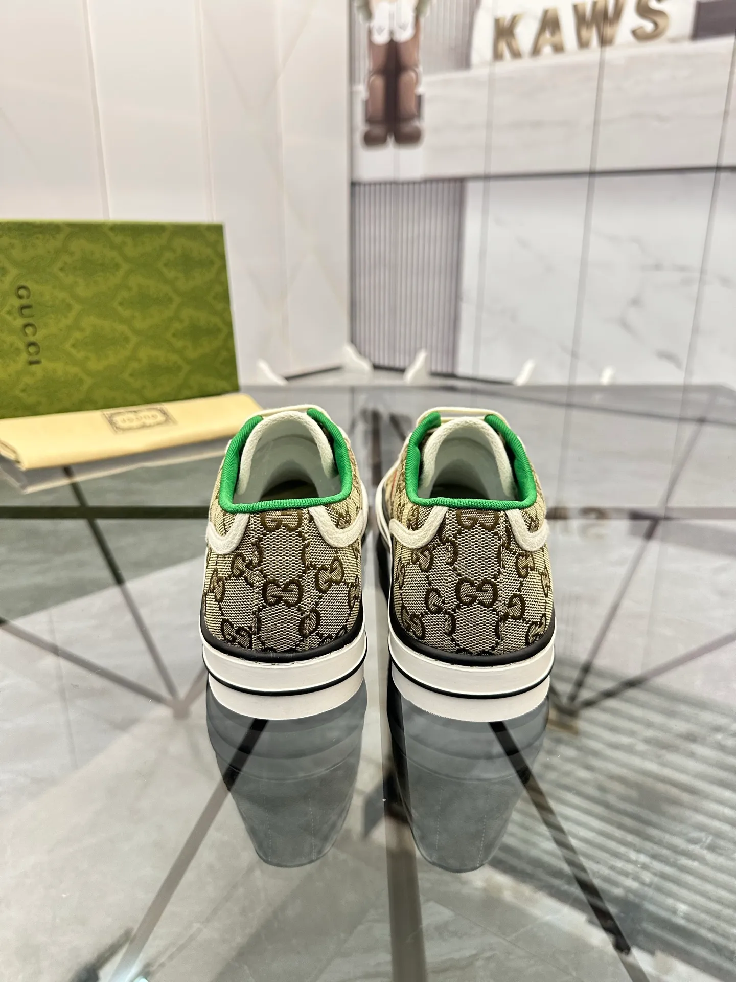 Men's shoes: 💰P360¥ Product trademark: Gucci* "Gucci*" low-cut casual shoes Regular size: 38-44 (can be customized to 45.46.) Product materials: Original material from the upper counter, breathable lining, original outsole. Number: 661
